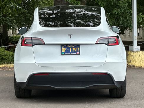 Used 2021 Tesla Model Y Long Range AWD/4WD image 7