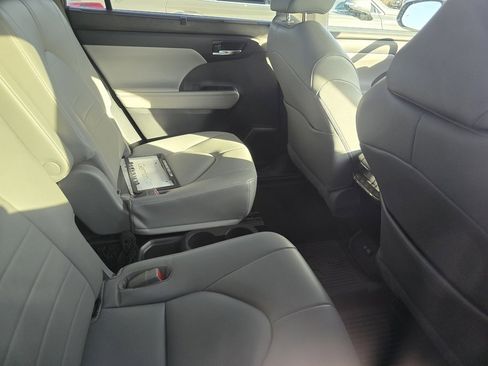 Used 2022 Toyota Highlander XLE image 13