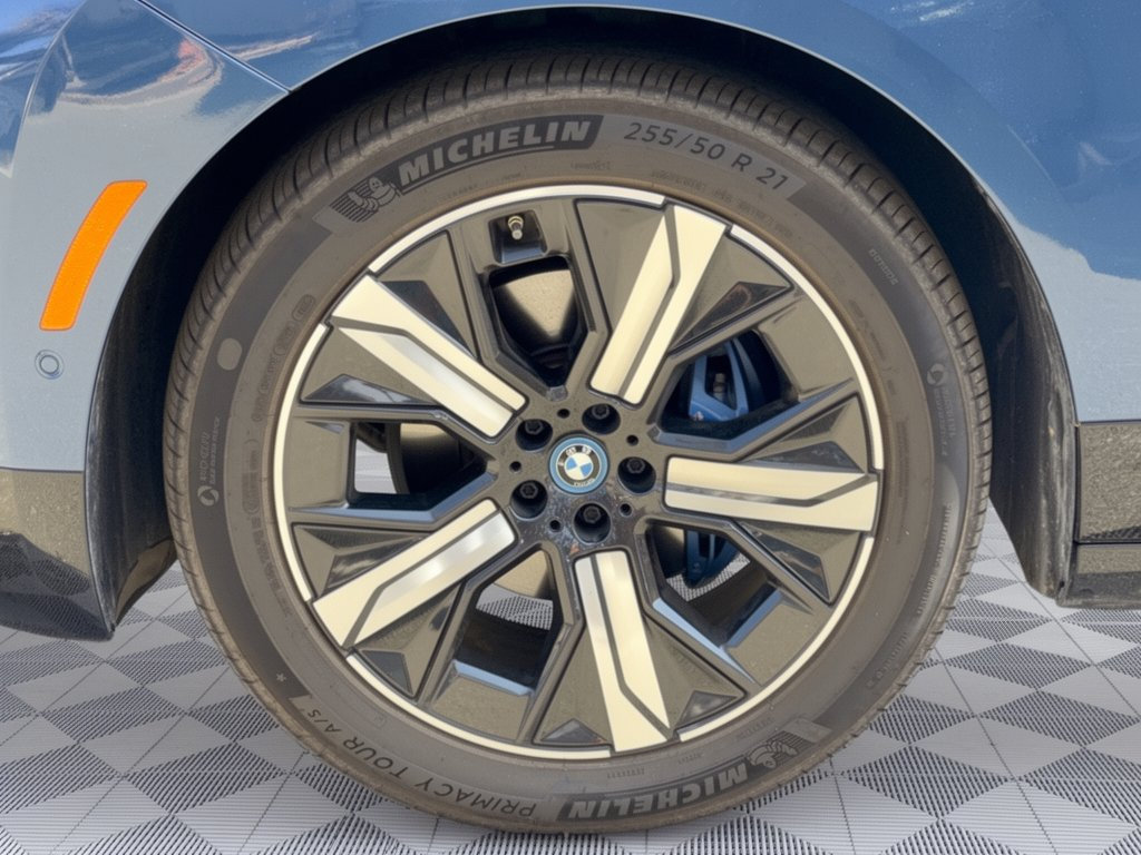 Used 2023 BMW iX xDrive50 w/ Premium Package AWD/4WD image 13