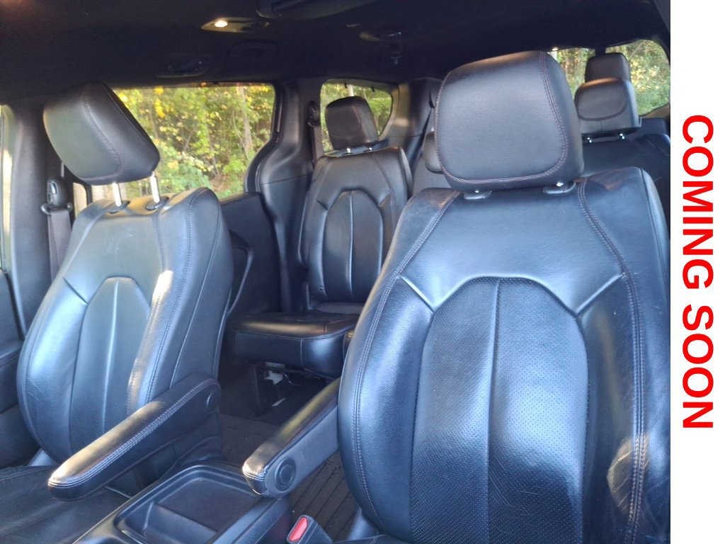 Used 2020 Chrysler Pacifica Touring-L FWD image 13