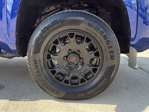Certified 2025 Toyota Tacoma SR5 AWD/4WD image 33