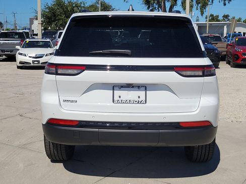 New 2025 Jeep Grand Cherokee Altitude image 4