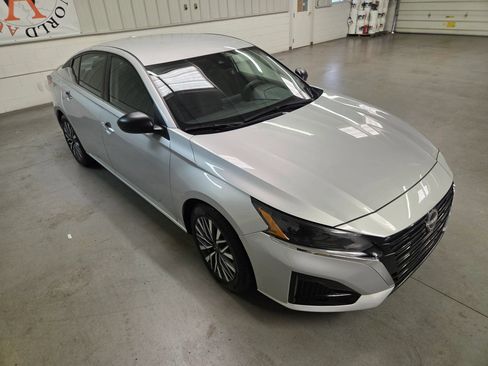 Used 2025 Nissan Altima 2.5 SV FWD image 11