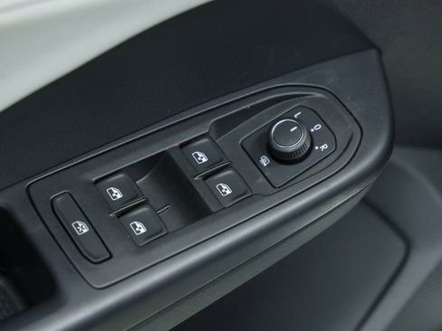 New 2025 Volkswagen Taos SE image 31