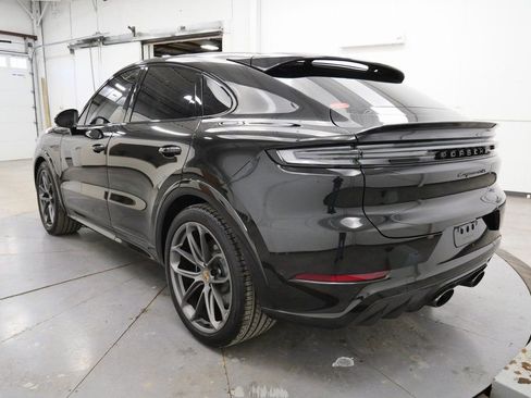 Used 2025 Porsche Cayenne GTS AWD/4WD image 5