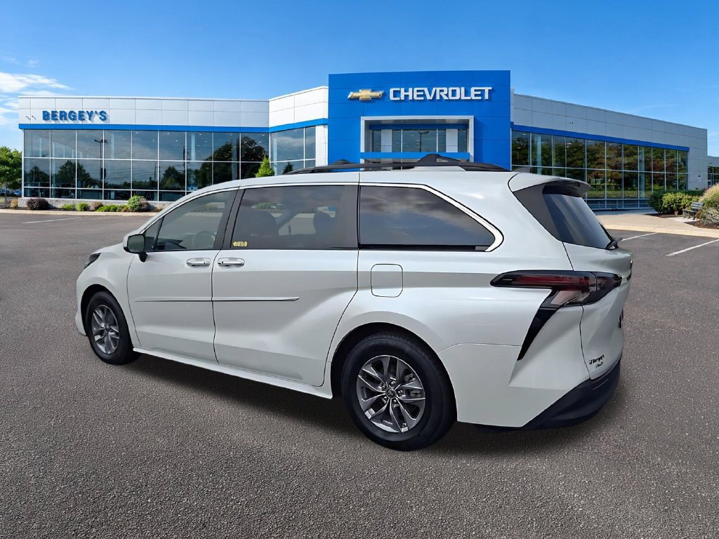Used 2023 Toyota Sienna XLE AWD/4WD image 8