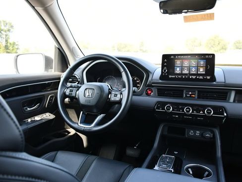 Used 2025 Honda Pilot Touring image 25