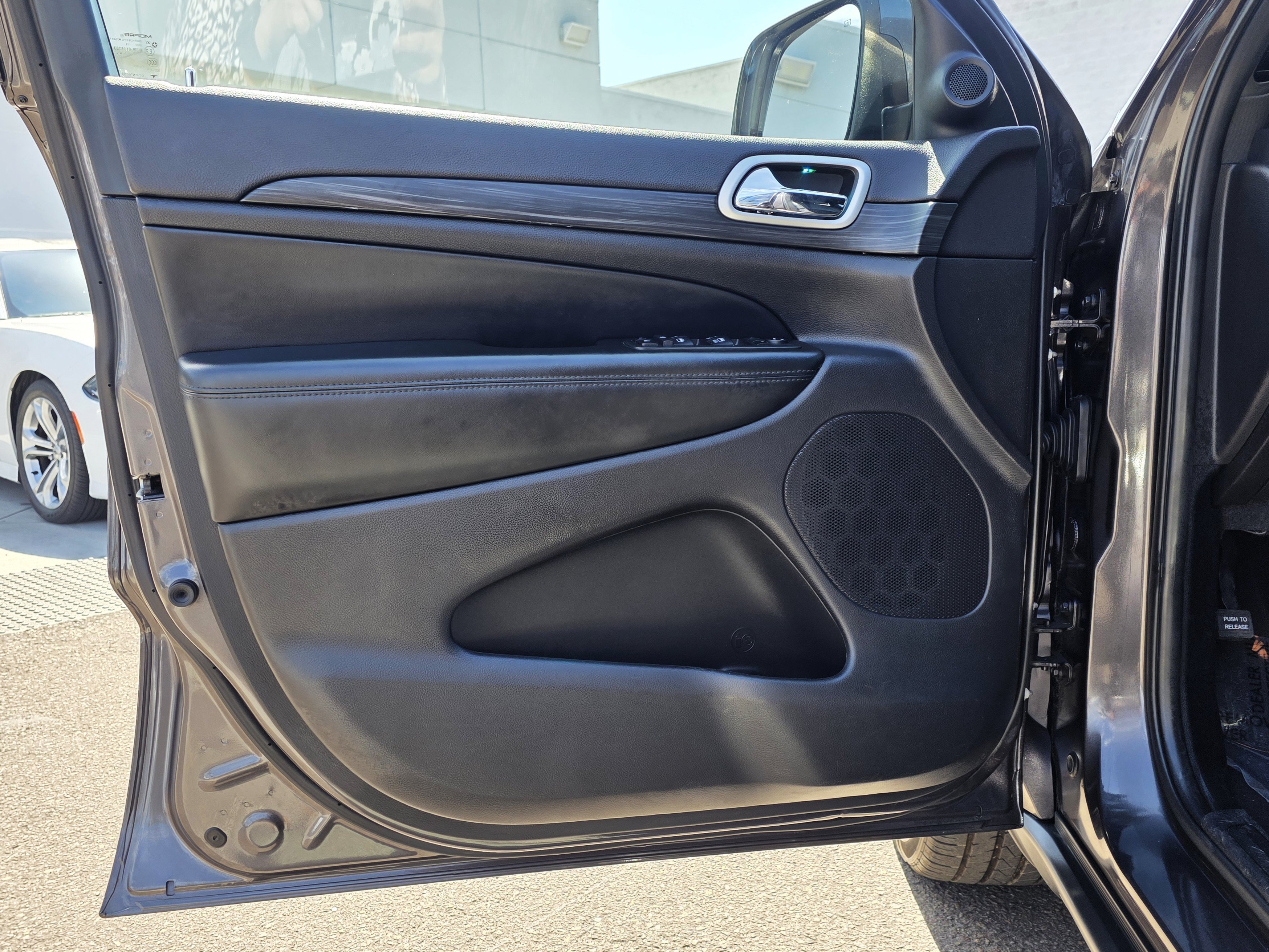 Certified 2019 Jeep Grand Cherokee Laredo w/ Laredo X Package RWD image 11