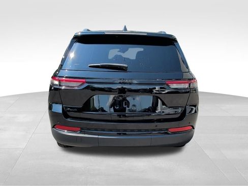 Used 2023 Jeep Grand Cherokee Altitude AWD/4WD image 4