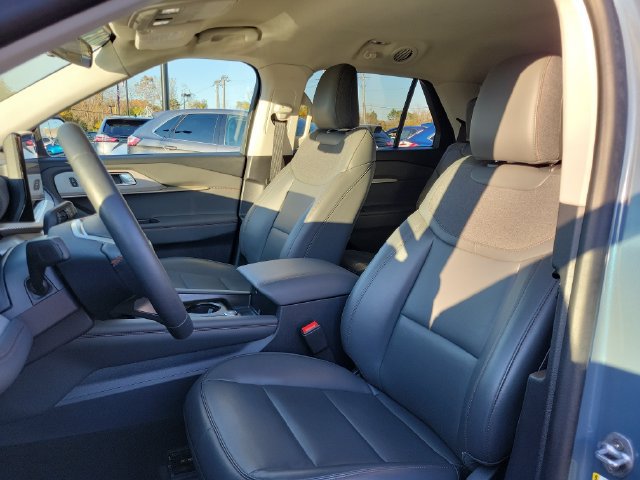 Certified 2025 Ford Explorer Active w/ Active Comfort Package AWD/4WD image 9