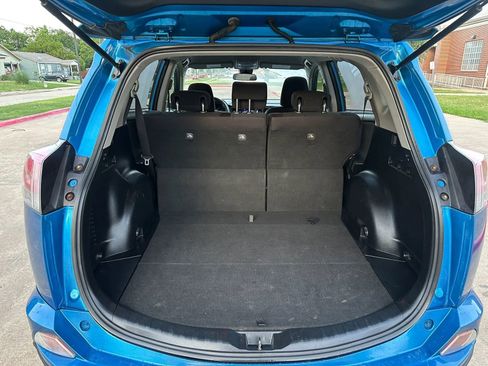 Used 2018 Toyota RAV4 LE FWD image 19