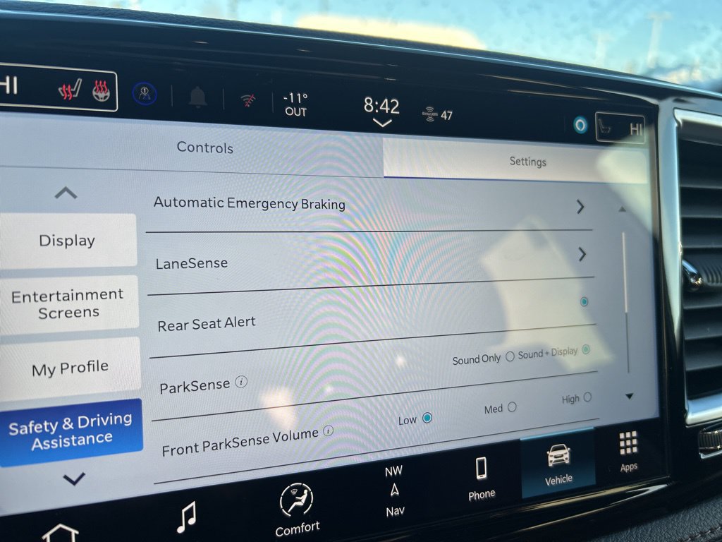 New 2026 Chrysler Pacifica Pinnacle w/ Trailer Tow Group FWD image 35