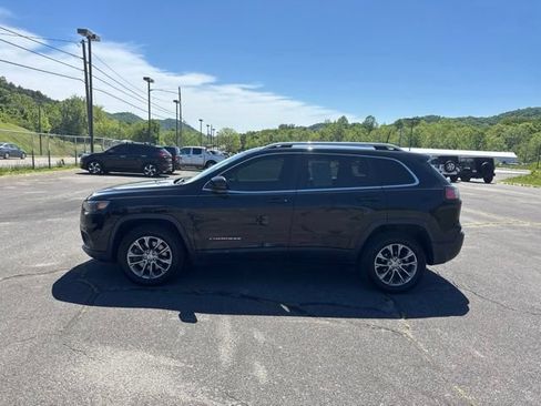 Used 2019 Jeep Cherokee Latitude Plus w/ Cold Weather Group FWD image 5