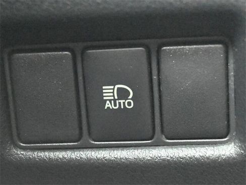 Used 2019 Toyota C-HR LE image 27