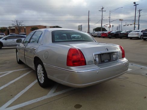 Used 2004 Lincoln Town Car Signature image 7