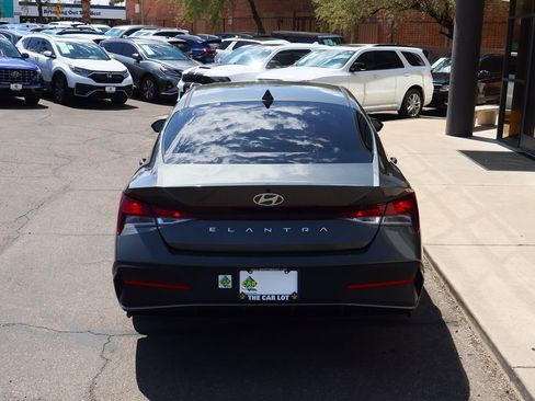 Used 2024 Hyundai Elantra SE image 10