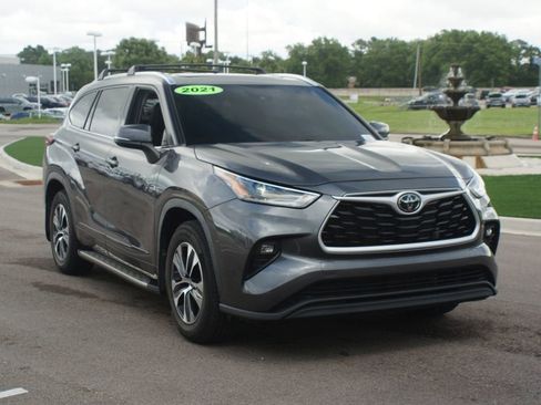 Used 2021 Toyota Highlander XLE FWD image 2