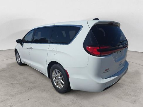 Used 2025 Chrysler Pacifica Select FWD image 7