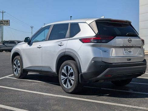 Used 2023 Nissan Rogue SV image 3