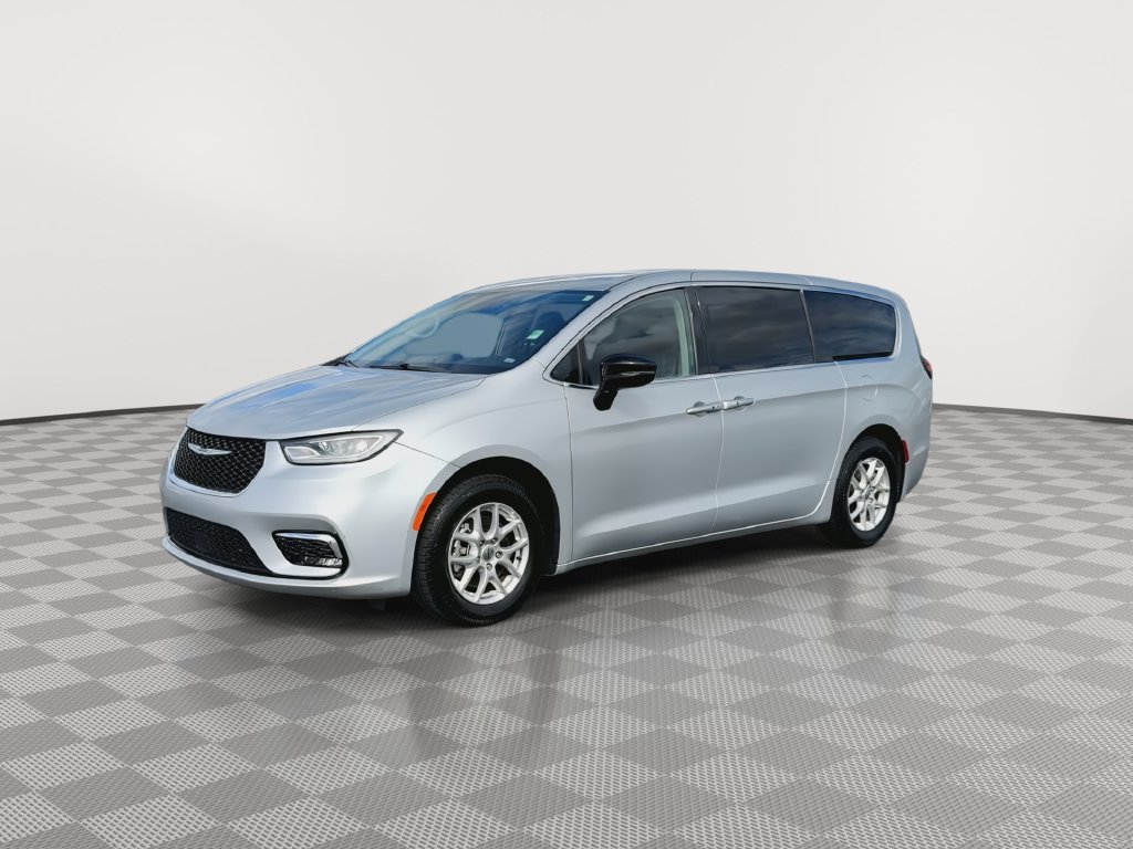 Used 2024 Chrysler Pacifica Touring-L FWD image 4