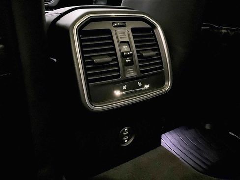 Used 2025 Porsche Macan image 30