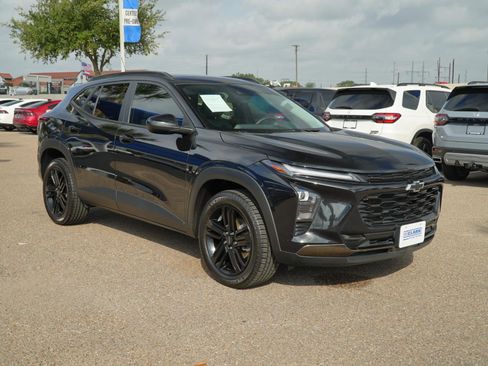 Used 2024 Chevrolet Trax ACTIV w/ Driver Confidence Package FWD image 3