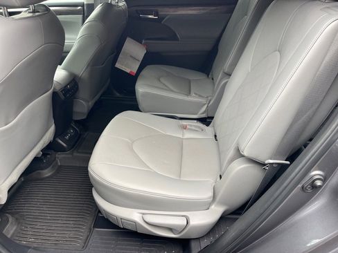 Used 2023 Toyota Highlander Platinum image 12