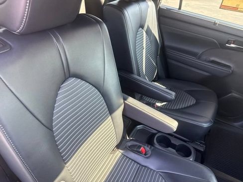 Used 2022 Toyota Highlander XSE FWD image 18