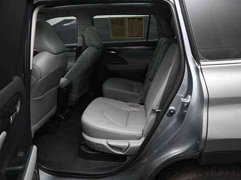 Certified 2026 Toyota Highlander Platinum AWD/4WD image 30
