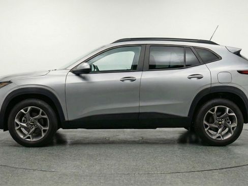 Used 2025 Chevrolet Trax LT w/ LT Convenience Package FWD image 5