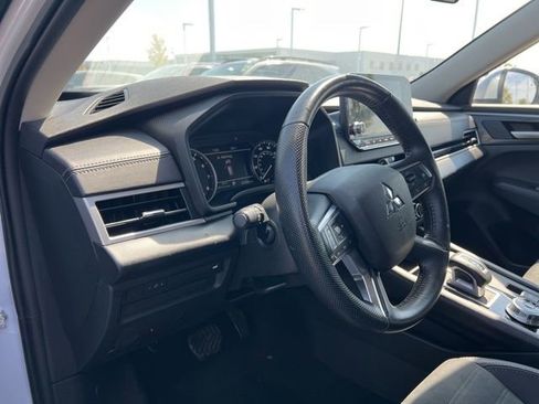 Used 2024 Mitsubishi Outlander SE image 9