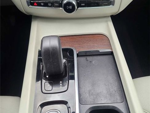 Used 2022 Volvo XC60 B5 Momentum image 30