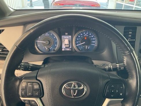 Used 2017 Toyota Sienna XLE image 7
