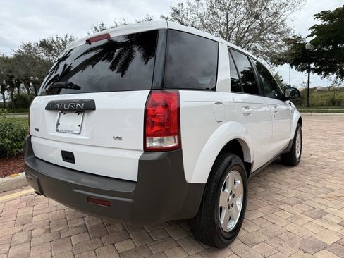 Used 2004 Saturn Vue 2WD V6 w/ Comfort Pkg image 2