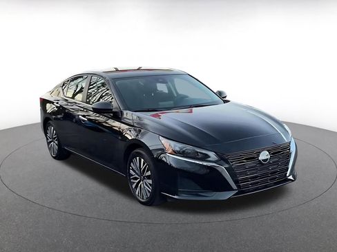 Used 2025 Nissan Altima 2.5 SV image 3