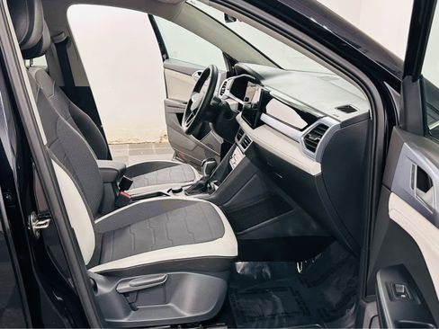 Certified 2025 Volkswagen Taos SE image 7