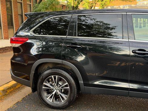 Used 2019 Toyota Highlander LE AWD/4WD image 5