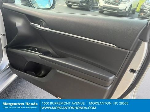 Used 2018 Toyota Camry LE FWD image 33
