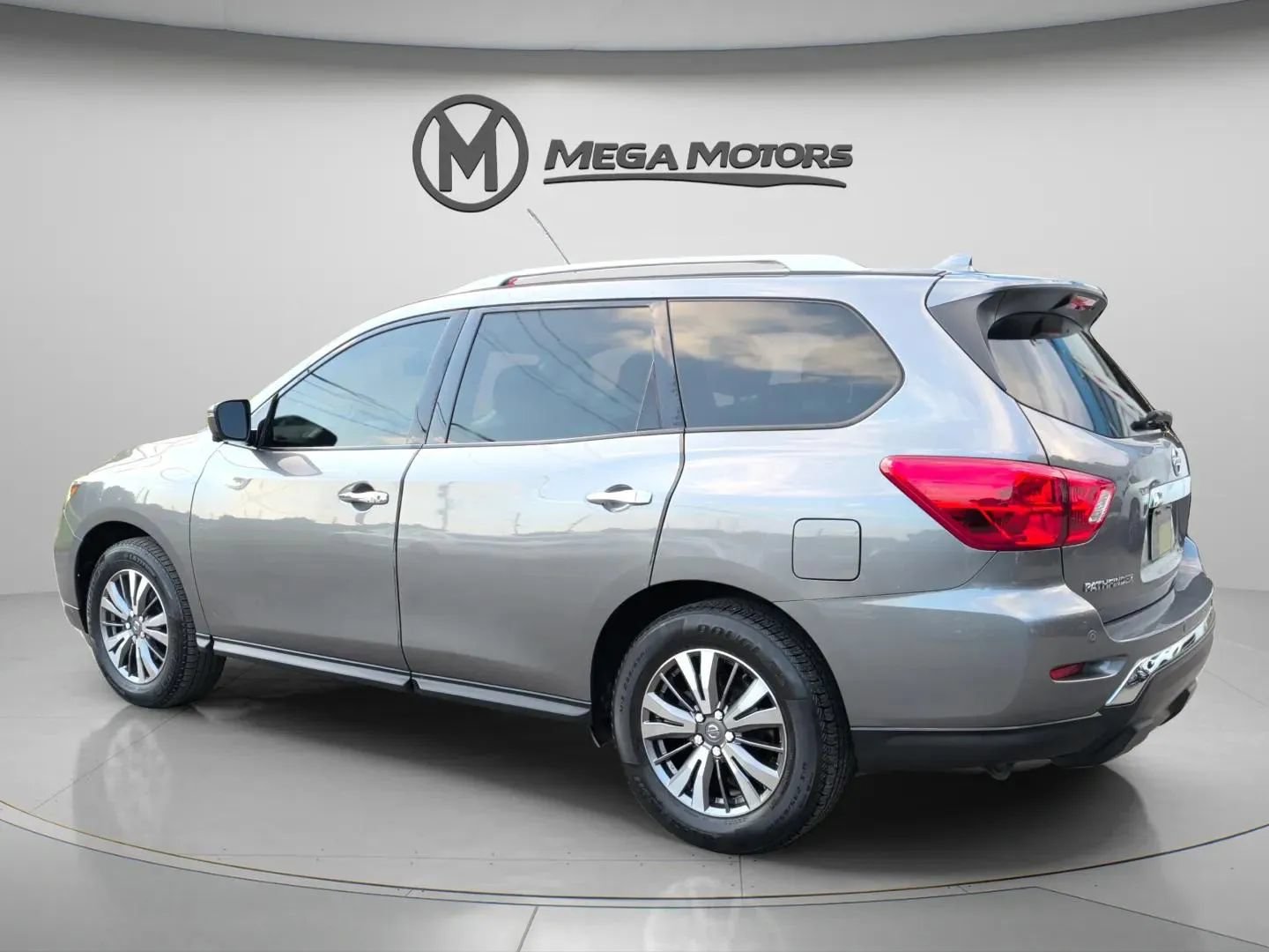 Used 2020 Nissan Pathfinder SL FWD image 4
