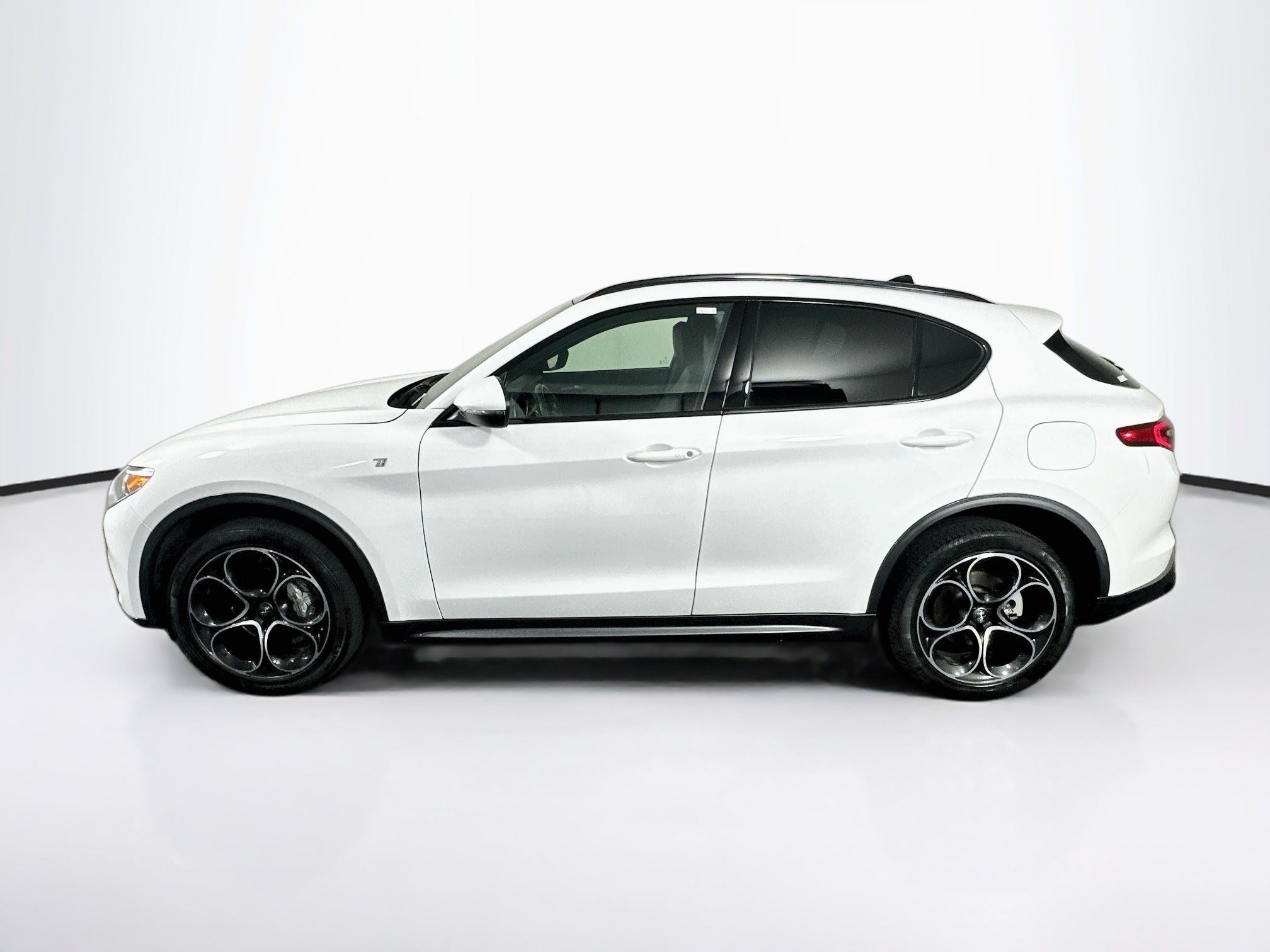 Used 2023 Alfa Romeo Stelvio Ti AWD/4WD image 4