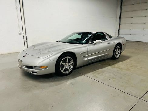 Used 2004 Chevrolet Corvette Coupe RWD image 2