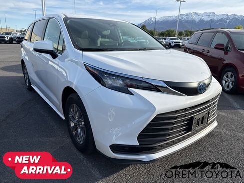 Used 2025 Toyota Sienna LE FWD image 1