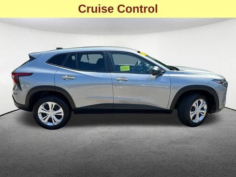 Used 2024 Chevrolet Trax LS w/ Driver Confidence Package FWD image 11