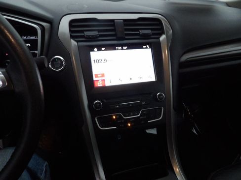 Used 2018 Ford Fusion SE w/ Fusion SE Technology Package image 12