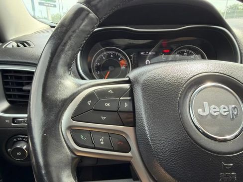 Used 2019 Jeep Cherokee Latitude Plus w/ Comfort/Convenience Group AWD/4WD image 40