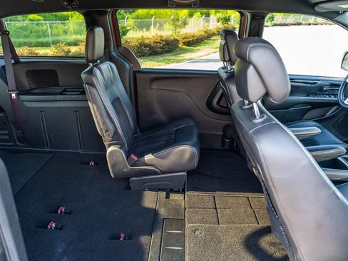 Used 2018 Dodge Grand Caravan SXT w/ Blacktop Package FWD image 13