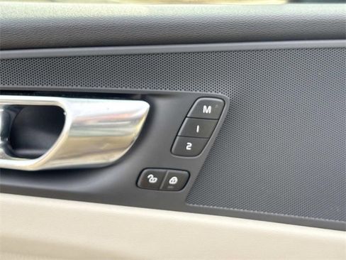 Used 2021 Volvo XC60 T5 Momentum w/ Premium Package image 26