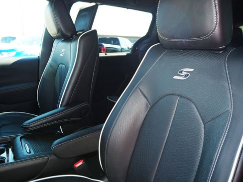 New 2026 Chrysler Pacifica Limited w/ Uconnect Theater Family Group image 13