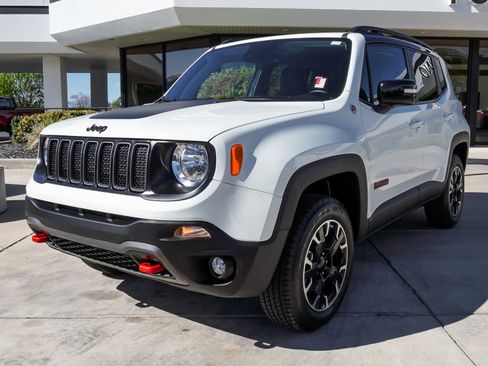 Used 2023 Jeep Renegade Trailhawk w/ Trailhawk Elite Group AWD/4WD image 4