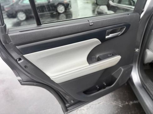 Used 2023 Toyota Highlander XLE AWD/4WD image 14